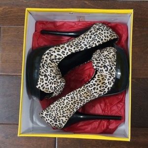 NEW Peep Toe Bow Leopard Heels Halloween